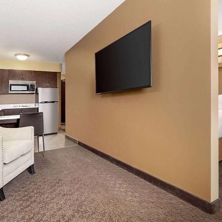Microtel Inn And Suites By Wyndham Weyburn Екстер'єр фото