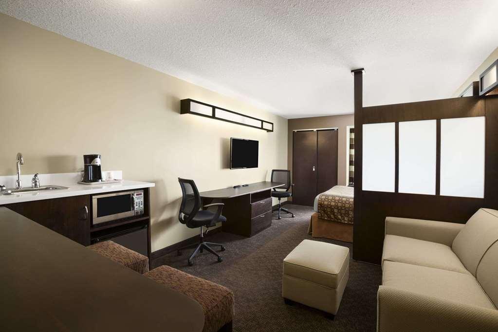 Microtel Inn And Suites By Wyndham Weyburn Номер фото