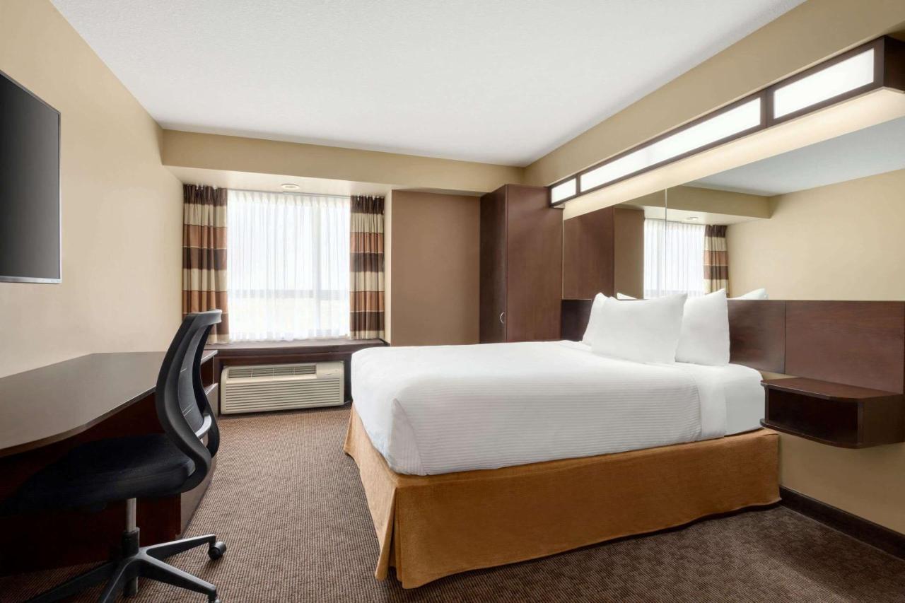Microtel Inn And Suites By Wyndham Weyburn Екстер'єр фото