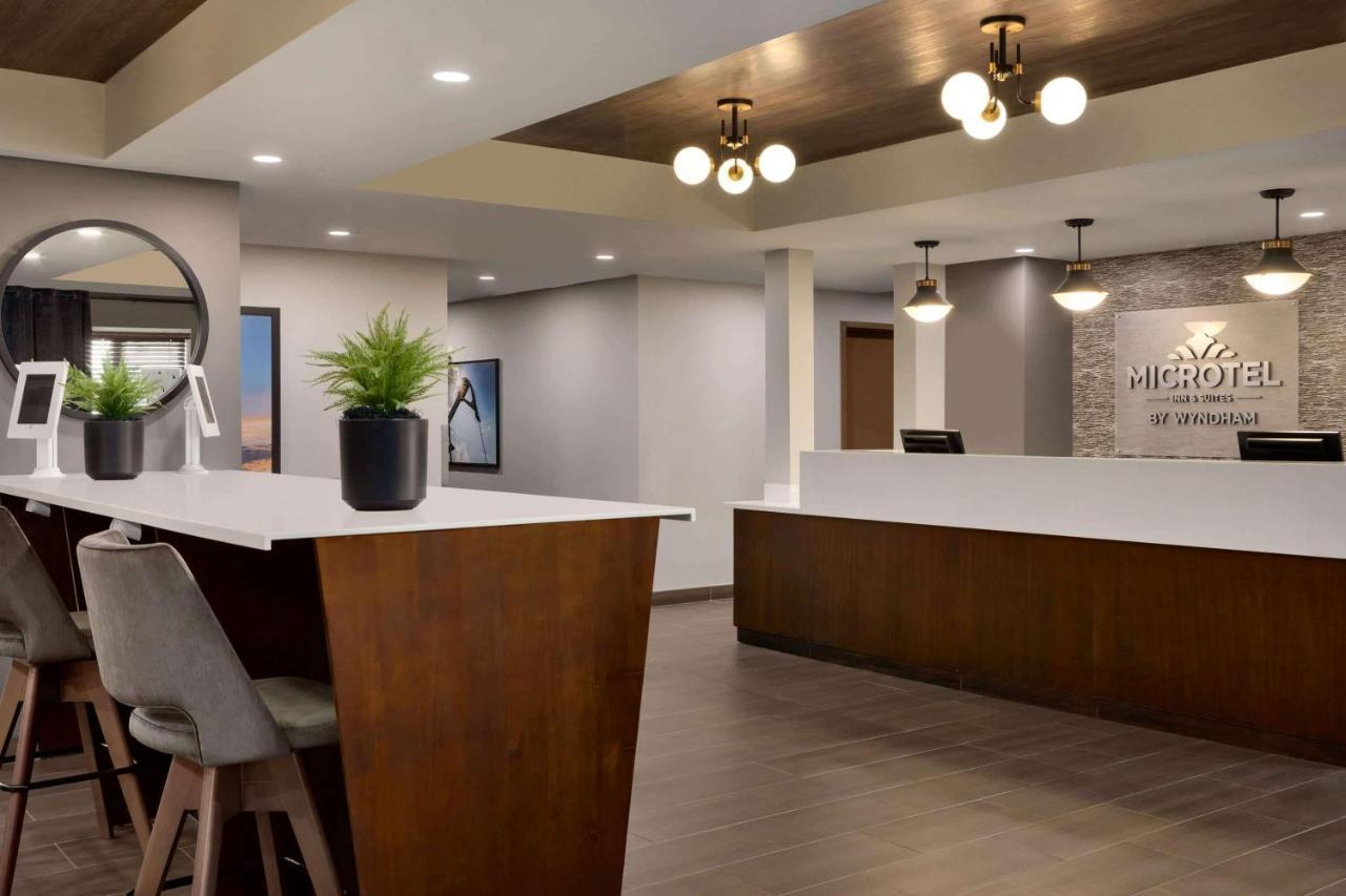 Microtel Inn And Suites By Wyndham Weyburn Екстер'єр фото