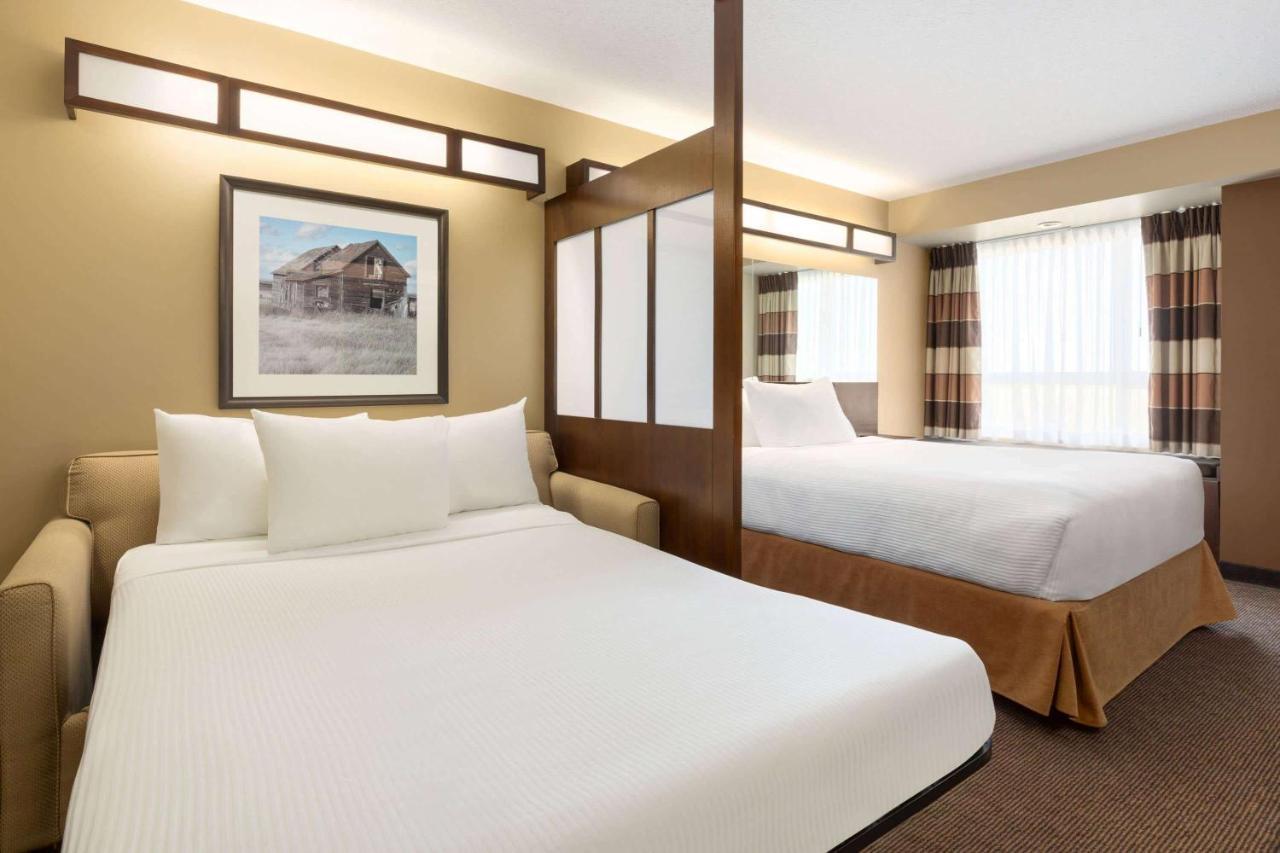 Microtel Inn And Suites By Wyndham Weyburn Екстер'єр фото
