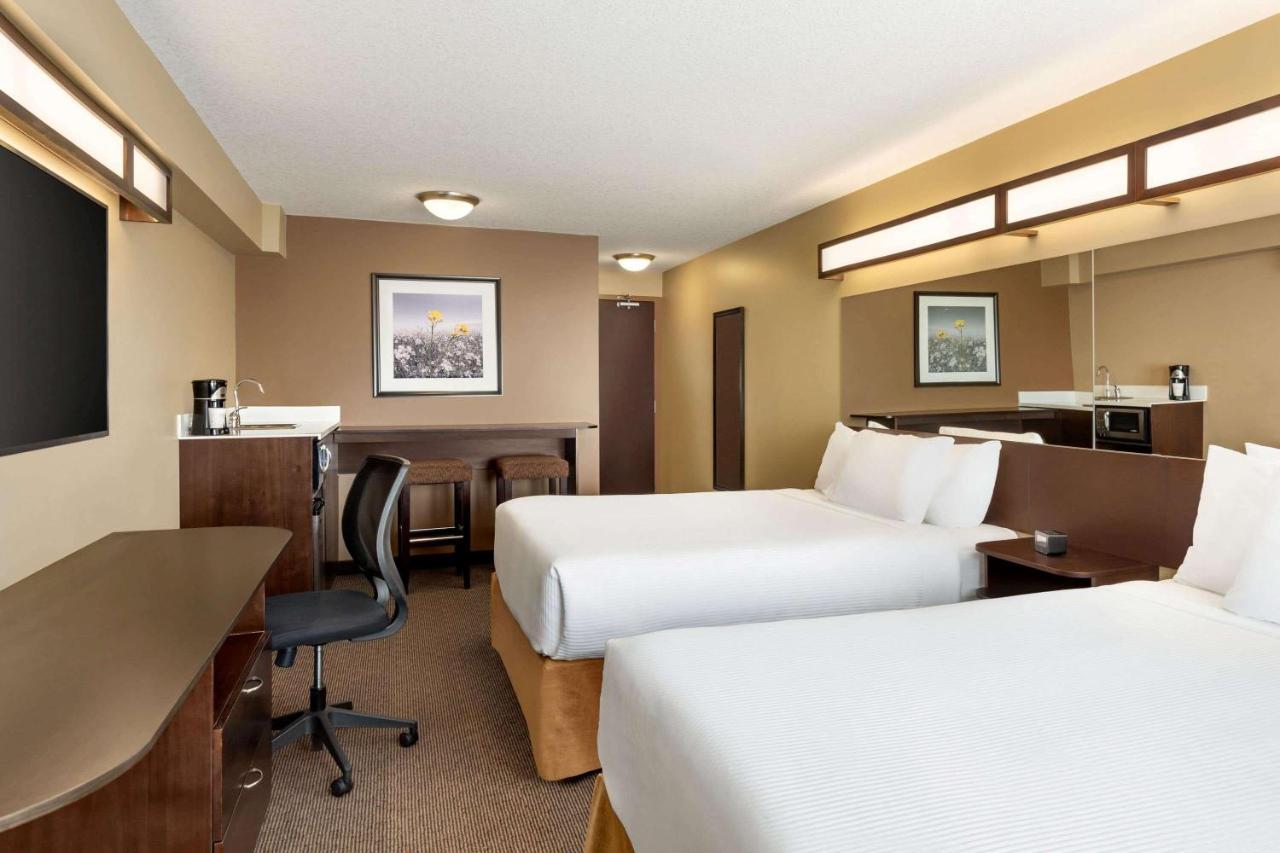 Microtel Inn And Suites By Wyndham Weyburn Екстер'єр фото