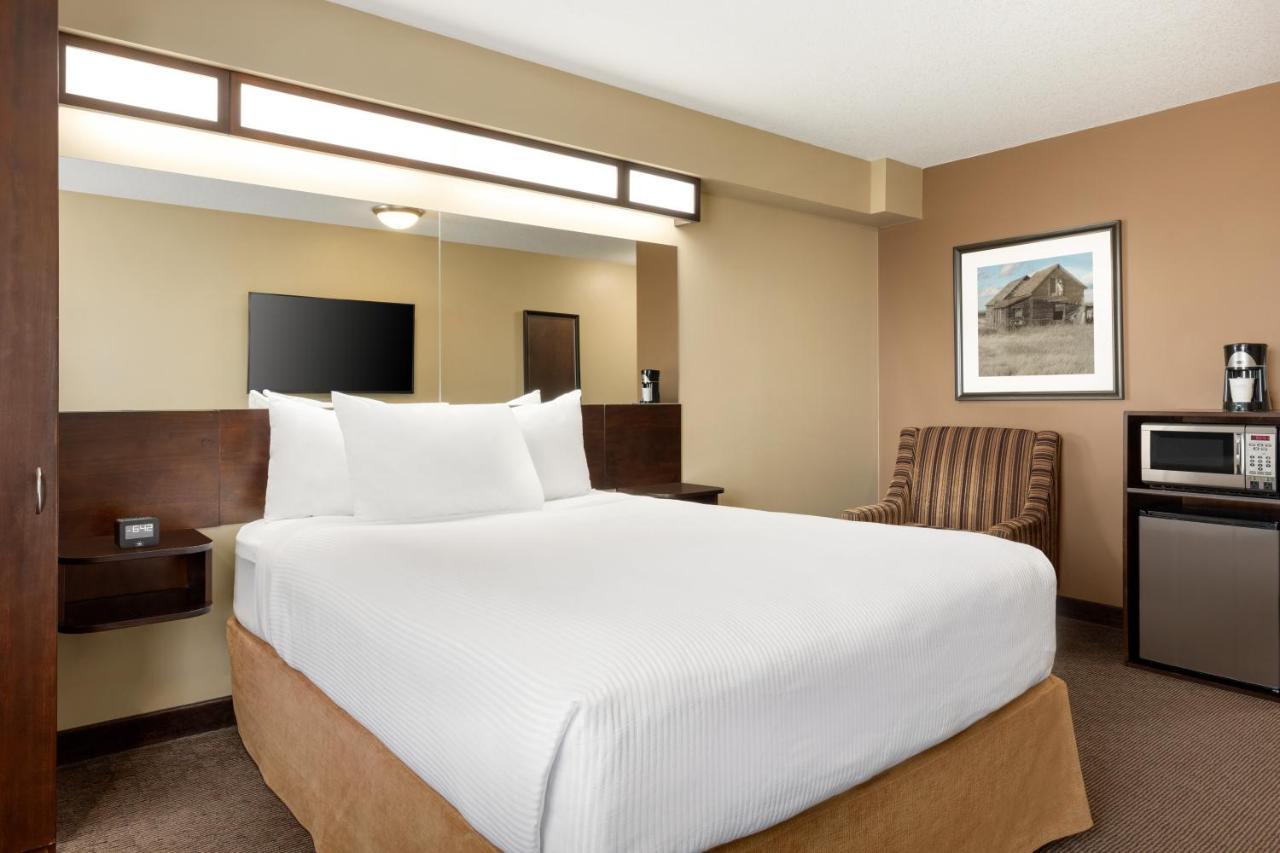 Microtel Inn And Suites By Wyndham Weyburn Екстер'єр фото