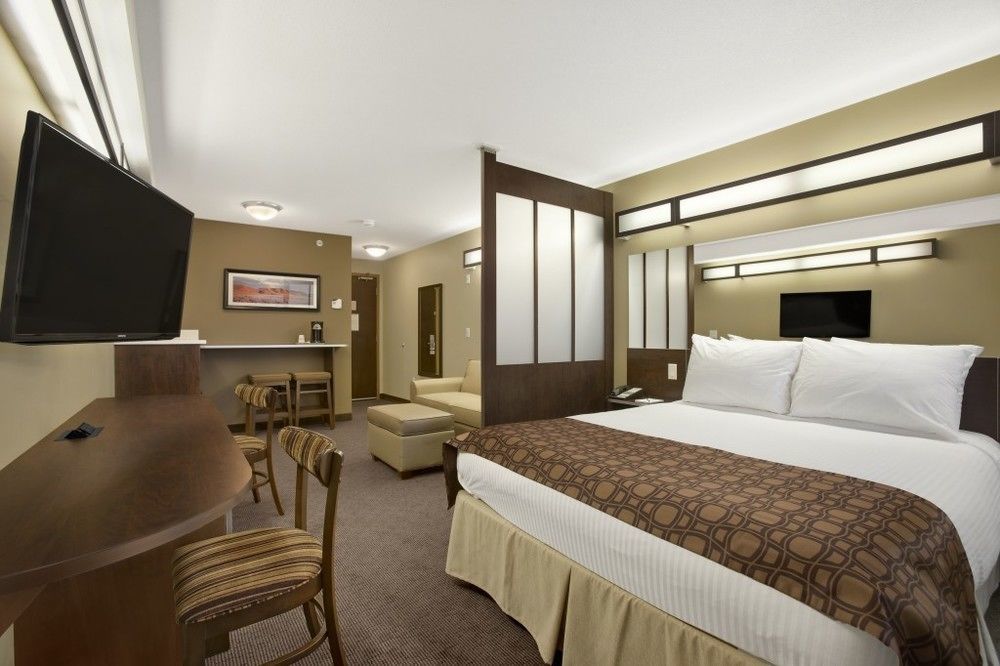 Microtel Inn And Suites By Wyndham Weyburn Екстер'єр фото