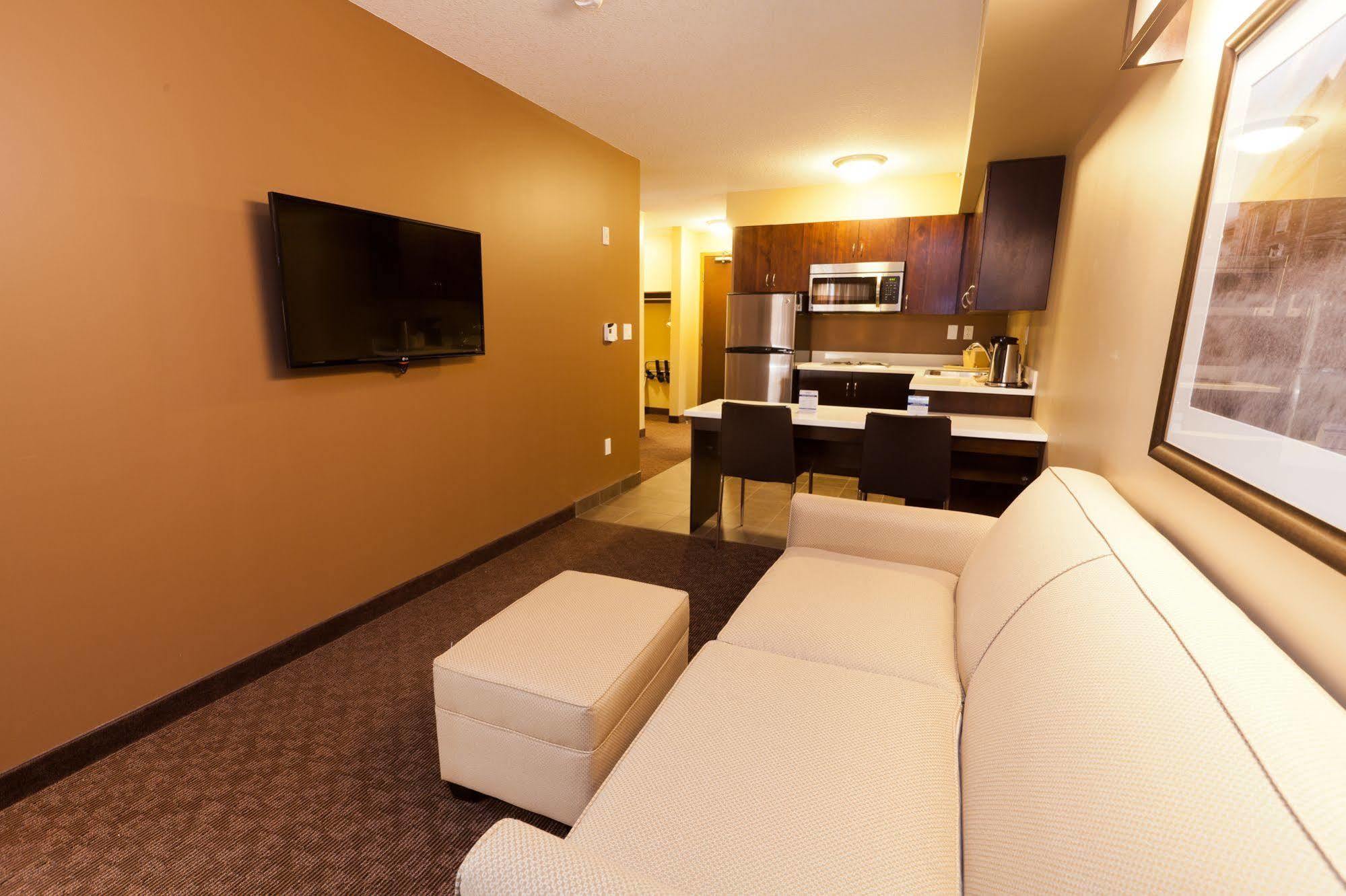 Microtel Inn And Suites By Wyndham Weyburn Екстер'єр фото