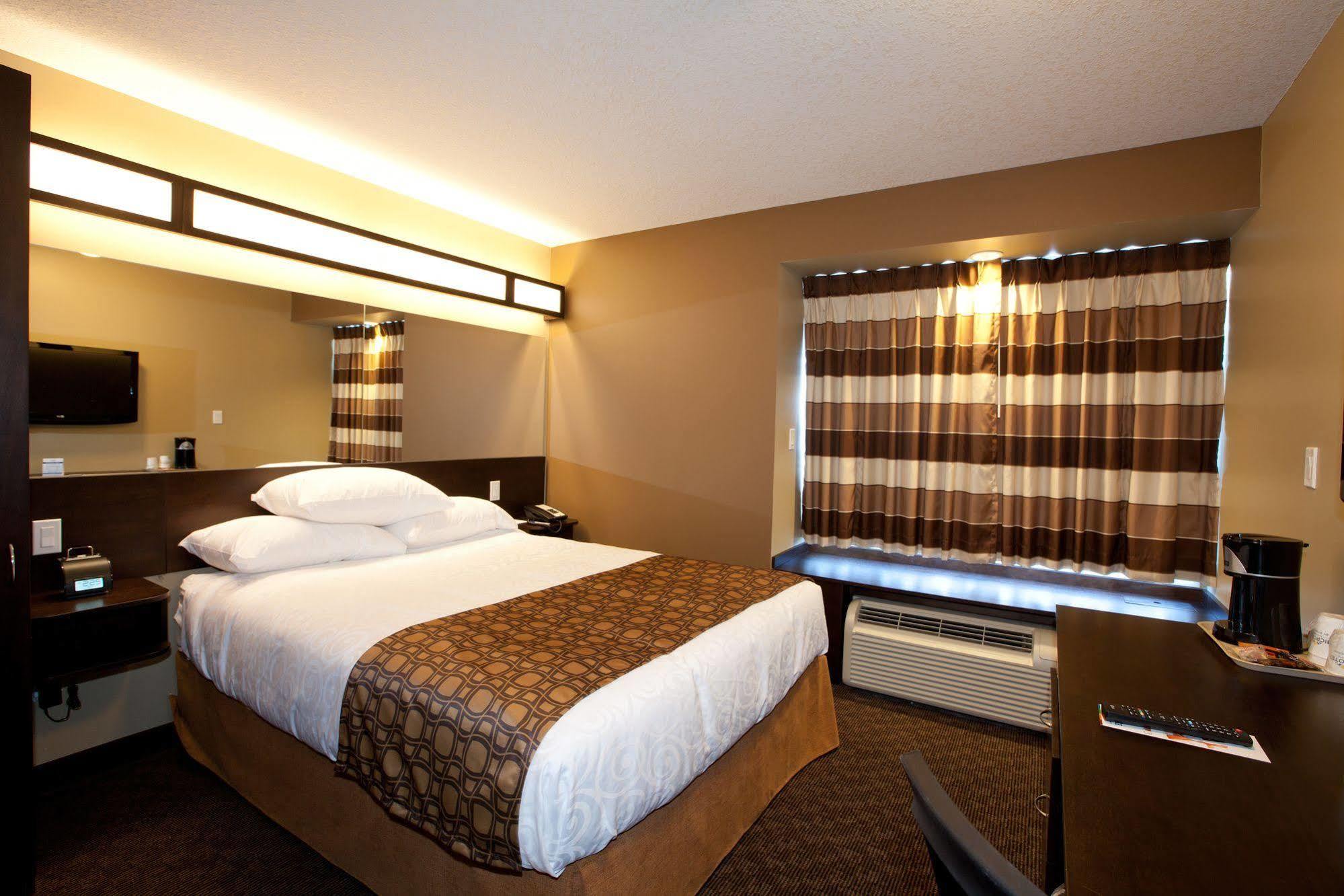 Microtel Inn And Suites By Wyndham Weyburn Екстер'єр фото