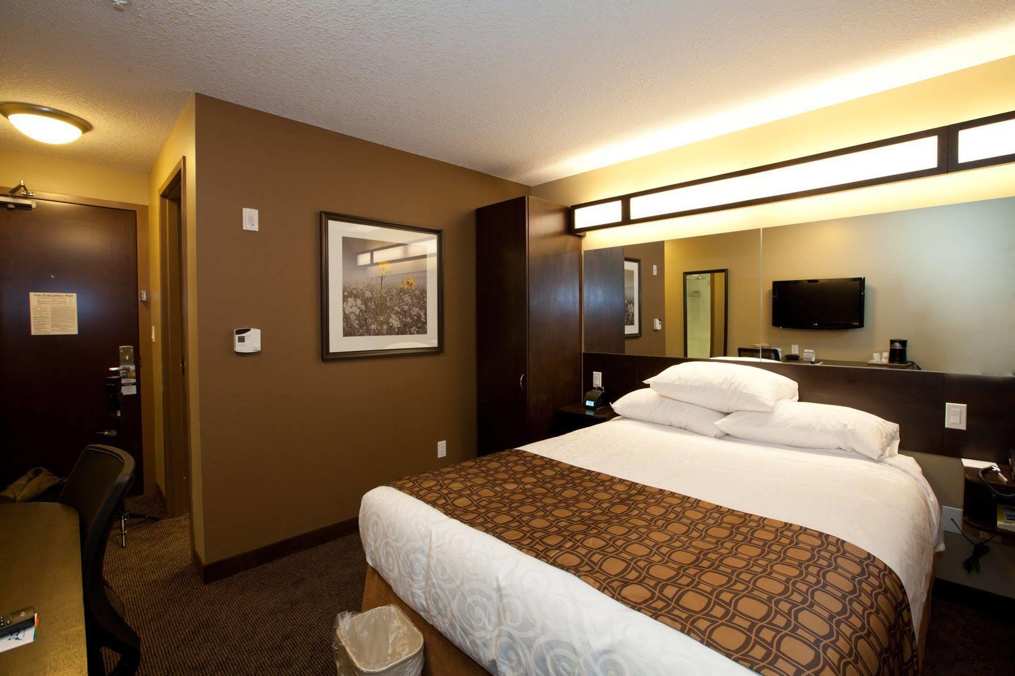 Microtel Inn And Suites By Wyndham Weyburn Екстер'єр фото