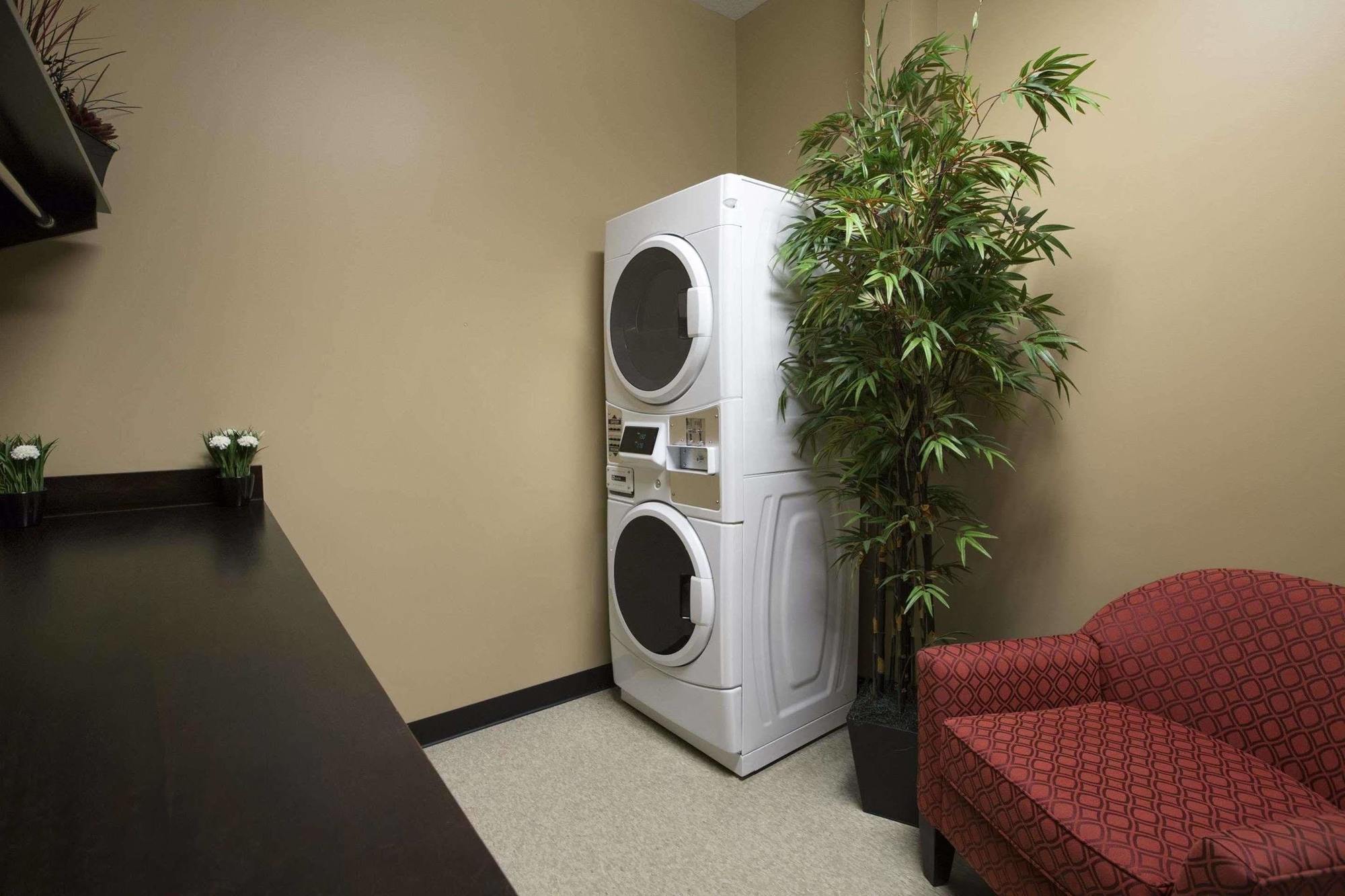 Microtel Inn And Suites By Wyndham Weyburn Екстер'єр фото